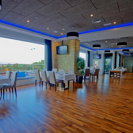 Отель Dna Monse & Golf Торевьиа